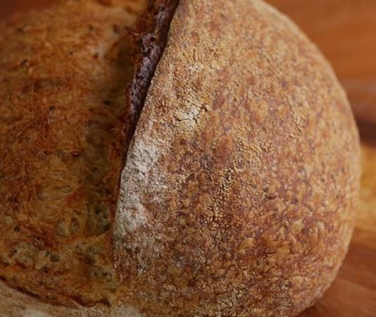 Türk mutfağında önemli bir yere sahip olan kepekli ekmek, geçmişten günümüze sofraların en sağlıklı seçeneklerinden biri olarak kabul edilmektedir. Özellikle doğal beslenme anlayışının öne çıktığı dönemlerde kepeği ayrılmamış unlardan yapılan bu ekmek, halk arasında uzun süre tercih edilmiştir. Tarihi oldukça eskiye dayanan kepekli ekmek, kırsal bölgelerde günlük yaşamın vazgeçilmez bir unsuru olmuştur. Konulu bir haber görseli.
