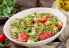 Kinoalı salata, son yıllarda sağlıklı beslenme trendlerinin en gözde tariflerinden biri hâline geldi. Antioksidanlar, protein ve lif bakımından zengin olan kinoa, salatanın temel malzemesi olarak öne çıkıyor. Dünya mutfaklarında farklı yorumlarla kullanılan bu salata, hem besleyici hem de doyurucu bir alternatif sunuyor. Konulu bir haber görseli.