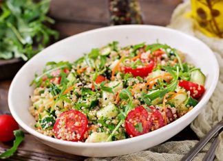 Kinoalı Salata: Sağlıklı Ve Lezzetli Sofraların Yeni Trendi Kinoalı salata, son yıllarda sağlıklı beslenme trendlerinin en gözde tariflerinden biri hâline geldi. Antioksidanlar, protein ve lif bakımından zengin olan kinoa, salatanın temel malzemesi olarak öne çıkıyor. Dünya mutfaklarında farklı yorumlarla kullanılan bu salata, hem besleyici hem de doyurucu bir alternatif sunuyor. Konulu bir haber görseli.