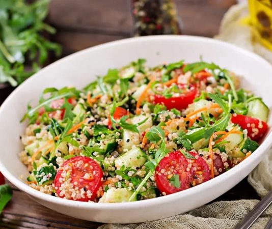 Kinoalı salata, son yıllarda sağlıklı beslenme trendlerinin en gözde tariflerinden biri hâline geldi. Antioksidanlar, protein ve lif bakımından zengin olan kinoa, salatanın temel malzemesi olarak öne çıkıyor. Dünya mutfaklarında farklı yorumlarla kullanılan bu salata, hem besleyici hem de doyurucu bir alternatif sunuyor. Konulu bir haber görseli.