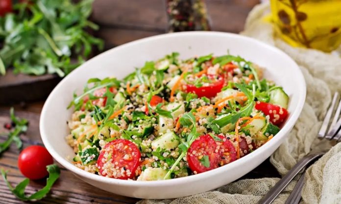 Kinoalı salata, son yıllarda sağlıklı beslenme trendlerinin en gözde tariflerinden biri hâline geldi. Antioksidanlar, protein ve lif bakımından zengin olan kinoa, salatanın temel malzemesi olarak öne çıkıyor. Dünya mutfaklarında farklı yorumlarla kullanılan bu salata, hem besleyici hem de doyurucu bir alternatif sunuyor. Konulu bir haber görseli.