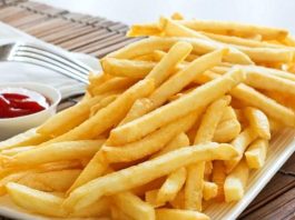 Kızarmış Patates Lezzeti Ve Sofralardaki Önemi Kızarmış patates, neredeyse tüm dünyada severek tüketilen, hızlı hazırlanabilen ve her yaştan insanın damak zevkine hitap eden bir yiyecektir. Kültürler farklı olsa da patatesin kızartılarak tüketilmesi ortak bir noktada buluşur. Fast food restoranlarından ev yemeklerine kadar geniş bir kullanım alanı bulan bu yiyecek, sadece lezzetiyle değil, aynı zamanda pratikliğiyle de öne çıkar. Konulu bir haber görseli.
