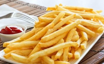 Kızarmış Patates Lezzeti Ve Sofralardaki Önemi Kızarmış patates, neredeyse tüm dünyada severek tüketilen, hızlı hazırlanabilen ve her yaştan insanın damak zevkine hitap eden bir yiyecektir. Kültürler farklı olsa da patatesin kızartılarak tüketilmesi ortak bir noktada buluşur. Fast food restoranlarından ev yemeklerine kadar geniş bir kullanım alanı bulan bu yiyecek, sadece lezzetiyle değil, aynı zamanda pratikliğiyle de öne çıkar. Konulu bir haber görseli.