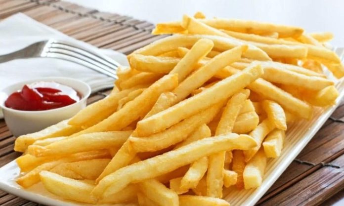 Kızarmış patates, neredeyse tüm dünyada severek tüketilen, hızlı hazırlanabilen ve her yaştan insanın damak zevkine hitap eden bir yiyecektir. Kültürler farklı olsa da patatesin kızartılarak tüketilmesi ortak bir noktada buluşur. Fast food restoranlarından ev yemeklerine kadar geniş bir kullanım alanı bulan bu yiyecek, sadece lezzetiyle değil, aynı zamanda pratikliğiyle de öne çıkar. Konulu bir haber görseli.