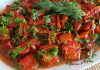 Közlenmiş biber salatası, Türk mutfağının klasik mezelerinden biri olarak bilinir ve sofraların renkli sunumları arasında yer alır. Bu salata, özellikle yaz ve kış sofralarında, hem pratik hem de lezzetli bir başlangıç olarak tercih edilir. Közleme yöntemi, biberlerin aromasını yoğunlaştırır ve salataya karakteristik bir tat katar. Konulu bir haber görseli.