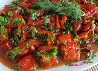 Közlenmiş Biber Salatası: Sofraların Vazgeçilmez Lezzeti Közlenmiş biber salatası, Türk mutfağının klasik mezelerinden biri olarak bilinir ve sofraların renkli sunumları arasında yer alır. Bu salata, özellikle yaz ve kış sofralarında, hem pratik hem de lezzetli bir başlangıç olarak tercih edilir. Közleme yöntemi, biberlerin aromasını yoğunlaştırır ve salataya karakteristik bir tat katar. Konulu bir haber görseli.