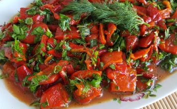 Közlenmiş Biber Salatası: Sofraların Vazgeçilmez Lezzeti Közlenmiş biber salatası, Türk mutfağının klasik mezelerinden biri olarak bilinir ve sofraların renkli sunumları arasında yer alır. Bu salata, özellikle yaz ve kış sofralarında, hem pratik hem de lezzetli bir başlangıç olarak tercih edilir. Közleme yöntemi, biberlerin aromasını yoğunlaştırır ve salataya karakteristik bir tat katar. Konulu bir haber görseli.