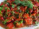 Közlenmiş biber salatası, Türk mutfağının klasik mezelerinden biri olarak bilinir ve sofraların renkli sunumları arasında yer alır. Bu salata, özellikle yaz ve kış sofralarında, hem pratik hem de lezzetli bir başlangıç olarak tercih edilir. Közleme yöntemi, biberlerin aromasını yoğunlaştırır ve salataya karakteristik bir tat katar. Konulu bir haber görseli.