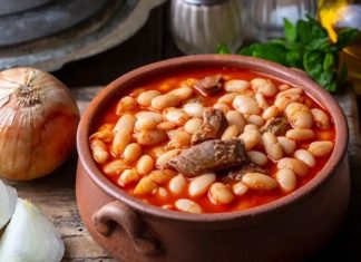 Kuru fasulye, Türk mutfağının en sevilen yemeklerinden biri olarak yüzyıllardır sofralarda yerini koruyor. Geleneksel lezzetlerin başında gelen kuru fasulye, hem doyuruculuğu hem de besleyici özellikleriyle ön plana çıkıyor. Pirinç pilavıyla oluşturduğu klasik ikili, adeta Anadolu sofralarının simgesi haline gelmiş durumda. Günümüzde de hem ev yemeklerinde hem de restoran menülerinde en çok tercih edilen yemeklerden biri olmayı sürdürüyor. Konulu bir haber görseli.