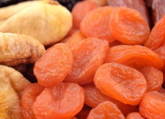 Kuru meyve, içerdiği yoğun besin değerleri sayesinde sağlıklı yaşamın olmazsa olmazlarından biri haline gelmiştir. Özellikle doğal yollarla kurutulan meyveler, içerdikleri vitamin ve minerallerin büyük bir kısmını koruyarak vücudu destekler. Günlük enerji ihtiyacını karşılamada etkili bir rol oynayan bu besinler, uzun süre tok tutmalarıyla da diyet yapanlar için avantaj sağlar. Konulu bir haber görseli.
