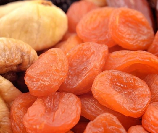 Kuru meyve, içerdiği yoğun besin değerleri sayesinde sağlıklı yaşamın olmazsa olmazlarından biri haline gelmiştir. Özellikle doğal yollarla kurutulan meyveler, içerdikleri vitamin ve minerallerin büyük bir kısmını koruyarak vücudu destekler. Günlük enerji ihtiyacını karşılamada etkili bir rol oynayan bu besinler, uzun süre tok tutmalarıyla da diyet yapanlar için avantaj sağlar. Konulu bir haber görseli.