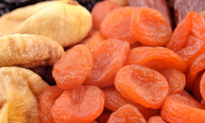 Kuru meyve, içerdiği yoğun besin değerleri sayesinde sağlıklı yaşamın olmazsa olmazlarından biri haline gelmiştir. Özellikle doğal yollarla kurutulan meyveler, içerdikleri vitamin ve minerallerin büyük bir kısmını koruyarak vücudu destekler. Günlük enerji ihtiyacını karşılamada etkili bir rol oynayan bu besinler, uzun süre tok tutmalarıyla da diyet yapanlar için avantaj sağlar. Konulu bir haber görseli.