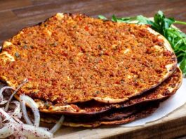 Türk mutfağının en sevilen lezzetlerinden biri olan lahmacun, yüzyıllardır sofralarda kendine yer bulmaktadır. İnce açılmış hamurun üzerine kıyma, domates, soğan, maydanoz ve çeşitli baharatlarla hazırlanan iç harcın eklenmesiyle pişirilen bu eşsiz yemek, hem lezzeti hem de pratikliğiyle öne çıkar. Anadolu’nun farklı bölgelerinde yaygın olarak tüketilen lahmacun, özellikle Güneydoğu mutfağının vazgeçilmezleri arasında yer almaktadır. Konulu bir haber görseli.