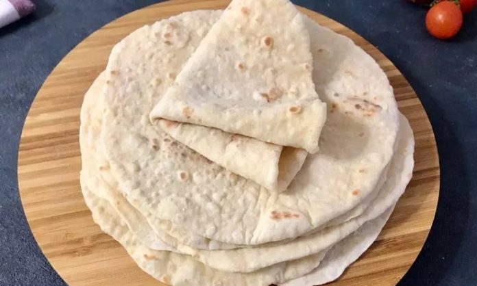 Türk mutfağının en köklü ve sevilen ekmek çeşitlerinden biri olan lavaş, yalnızca bir ekmek türü değil aynı zamanda kültürel bir miras olarak da kabul ediliyor. Yüzyıllar boyunca Anadolu’nun farklı bölgelerinde sofralarda yer bulan bu özel ekmek, hem pratik tüketim şekli hem de lezzetiyle dikkat çekiyor. Özellikle göçebe toplulukların kolayca pişirebilmesi, uzun süre saklayabilmesi ve farklı yemeklerle uyum sağlaması sebebiyle lavaş tarih boyunca en çok tercih edilen ekmeklerden biri olmuştur. Konulu bir haber görseli.
