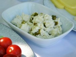 Lor peynirli meze, Türk mutfağının hafif ve besleyici tatlarından biri olarak sofralarda kendine özel bir yer bulur. Özellikle davet sofralarında, kahvaltılarda veya aperatif olarak sunulan bu mezeler, hem pratik hem de lezzetli bir seçenek oluşturur. Lor peyniri, düşük yağ oranı ve hafif tadı ile mezelerde yoğun bir lezzet dengesi sağlar. Mezeler, çeşitli sebzeler, baharatlar ve taze otlarla birleştiğinde sofralara renk ve aroma katar. Konulu bir haber görseli.