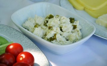 Lor Peynirli Meze: Sofraların Hafif ve Lezzetli Seçeneği Lor peynirli meze, Türk mutfağının hafif ve besleyici tatlarından biri olarak sofralarda kendine özel bir yer bulur. Özellikle davet sofralarında, kahvaltılarda veya aperatif olarak sunulan bu mezeler, hem pratik hem de lezzetli bir seçenek oluşturur. Lor peyniri, düşük yağ oranı ve hafif tadı ile mezelerde yoğun bir lezzet dengesi sağlar. Mezeler, çeşitli sebzeler, baharatlar ve taze otlarla birleştiğinde sofralara renk ve aroma katar. Konulu bir haber görseli.