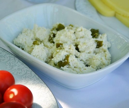 Lor peynirli meze, Türk mutfağının hafif ve besleyici tatlarından biri olarak sofralarda kendine özel bir yer bulur. Özellikle davet sofralarında, kahvaltılarda veya aperatif olarak sunulan bu mezeler, hem pratik hem de lezzetli bir seçenek oluşturur. Lor peyniri, düşük yağ oranı ve hafif tadı ile mezelerde yoğun bir lezzet dengesi sağlar. Mezeler, çeşitli sebzeler, baharatlar ve taze otlarla birleştiğinde sofralara renk ve aroma katar. Konulu bir haber görseli.
