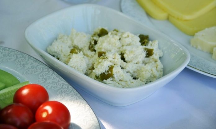 Lor peynirli meze, Türk mutfağının hafif ve besleyici tatlarından biri olarak sofralarda kendine özel bir yer bulur. Özellikle davet sofralarında, kahvaltılarda veya aperatif olarak sunulan bu mezeler, hem pratik hem de lezzetli bir seçenek oluşturur. Lor peyniri, düşük yağ oranı ve hafif tadı ile mezelerde yoğun bir lezzet dengesi sağlar. Mezeler, çeşitli sebzeler, baharatlar ve taze otlarla birleştiğinde sofralara renk ve aroma katar. Konulu bir haber görseli.