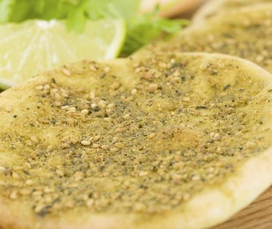 Manakish, özellikle Ortadoğu mutfağının popüler ve geleneksel bir lezzetidir. İnce hamur üzerine sürülen çeşitli malzemelerle hazırlanan bu yemek, kahvaltıdan atıştırmalığa kadar farklı öğünlerde tüketilebilir. Zengin aroması ve pratik sunumu sayesinde manakish, hem evde hem de sokak lezzeti olarak yaygınlaşmıştır. Konulu bir haber görseli.