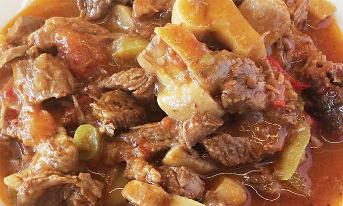 Mantarlı et güveç, yavaş pişirmenin ve doğru malzeme uyumunun bir araya geldiği, Anadolu mutfağının en etkileyici yemeklerinden biridir. Etin kendi suyu ve mantarın topraksı aroması bir araya geldiğinde ortaya çıkan lezzet, sadece yemek değil, aynı zamanda bir deneyim haline gelir. Toprak güveçte ağır ağır pişen et parçaları, lokum kıvamına gelirken mantarlar yemeğin içinde eriyerek her lokmaya derinlik katar. Konulu bir haber görseli.
