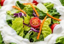 Marul salatası, hafif ve ferahlatıcı lezzetiyle Türk mutfağında önemli bir yere sahiptir. Özellikle yaz aylarında soğuk meze olarak sofralarda öne çıkar. Marulun gevrek yapısı, salatanın tazeliğini ve hafifliğini ön plana çıkarır. Bu salata, hem ana yemeklerin yanında tamamlayıcı olarak hem de tek başına sağlıklı bir öğün olarak tüketilebilir. Konulu bir haber görseli.