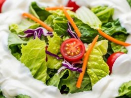 Marul Salatası: Sofraların Ferahlatan Lezzeti Marul salatası, hafif ve ferahlatıcı lezzetiyle Türk mutfağında önemli bir yere sahiptir. Özellikle yaz aylarında soğuk meze olarak sofralarda öne çıkar. Marulun gevrek yapısı, salatanın tazeliğini ve hafifliğini ön plana çıkarır. Bu salata, hem ana yemeklerin yanında tamamlayıcı olarak hem de tek başına sağlıklı bir öğün olarak tüketilebilir. Konulu bir haber görseli.