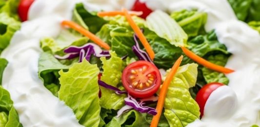 Marul Salatası: Sofraların Ferahlatan Lezzeti Marul salatası, hafif ve ferahlatıcı lezzetiyle Türk mutfağında önemli bir yere sahiptir. Özellikle yaz aylarında soğuk meze olarak sofralarda öne çıkar. Marulun gevrek yapısı, salatanın tazeliğini ve hafifliğini ön plana çıkarır. Bu salata, hem ana yemeklerin yanında tamamlayıcı olarak hem de tek başına sağlıklı bir öğün olarak tüketilebilir. Konulu bir haber görseli.