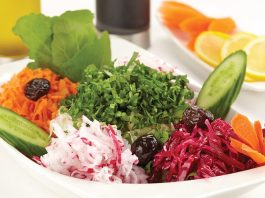 Mevsim Salata: Taze Sebzelerle Sofraların Renkli Lezzeti Mevsim Salata, adından da anlaşılacağı gibi yılın o döneminde yetişen taze sebzelerle hazırlanan sağlıklı ve hafif bir salatadır. Her mevsim farklı sebzelerle hazırlanabilmesi, bu salatayı yıl boyunca sofraların vazgeçilmez bir parçası haline getirir. Lezzetli ve vitamin açısından zengin olan mevsim salata, hem ana yemeklerin yanında hem de tek başına bir öğün olarak tüketilebilir. Konulu bir haber görseli.