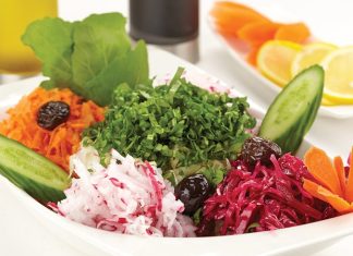 Mevsim Salata, adından da anlaşılacağı gibi yılın o döneminde yetişen taze sebzelerle hazırlanan sağlıklı ve hafif bir salatadır. Her mevsim farklı sebzelerle hazırlanabilmesi, bu salatayı yıl boyunca sofraların vazgeçilmez bir parçası haline getirir. Lezzetli ve vitamin açısından zengin olan mevsim salata, hem ana yemeklerin yanında hem de tek başına bir öğün olarak tüketilebilir. Konulu bir haber görseli.