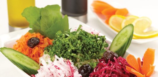 Mevsim Salata: Taze Sebzelerle Sofraların Renkli Lezzeti Mevsim Salata, adından da anlaşılacağı gibi yılın o döneminde yetişen taze sebzelerle hazırlanan sağlıklı ve hafif bir salatadır. Her mevsim farklı sebzelerle hazırlanabilmesi, bu salatayı yıl boyunca sofraların vazgeçilmez bir parçası haline getirir. Lezzetli ve vitamin açısından zengin olan mevsim salata, hem ana yemeklerin yanında hem de tek başına bir öğün olarak tüketilebilir. Konulu bir haber görseli.