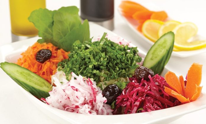Mevsim Salata, adından da anlaşılacağı gibi yılın o döneminde yetişen taze sebzelerle hazırlanan sağlıklı ve hafif bir salatadır. Her mevsim farklı sebzelerle hazırlanabilmesi, bu salatayı yıl boyunca sofraların vazgeçilmez bir parçası haline getirir. Lezzetli ve vitamin açısından zengin olan mevsim salata, hem ana yemeklerin yanında hem de tek başına bir öğün olarak tüketilebilir. Konulu bir haber görseli.