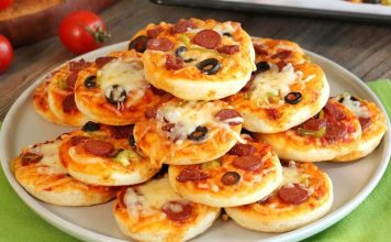Mini Pizza: Küçük Boyutla Büyük Lezzet Mini pizza, adından da anlaşılacağı üzere standart pizzalardan daha küçük boyutlarda sunulan, özellikle aperatif veya atıştırmalık olarak tercih edilen bir pizza türüdür. Bu pizza türü, küçük porsiyonları sayesinde hem çocuklar hem de hızlı bir atıştırmalık arayan yetişkinler arasında oldukça popüler hale gelmiştir. Konulu bir haber görseli.