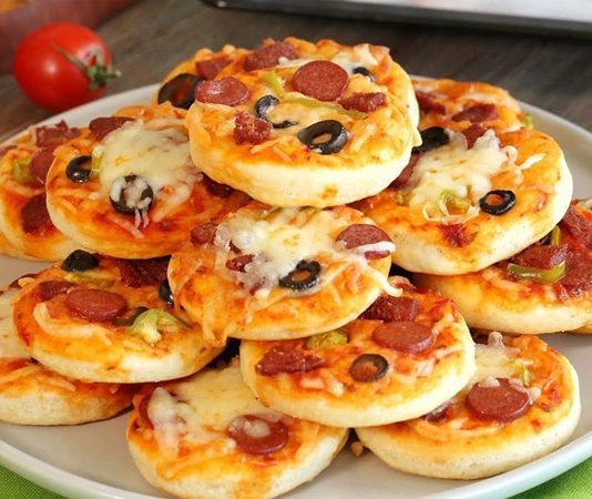 Mini pizza, adından da anlaşılacağı üzere standart pizzalardan daha küçük boyutlarda sunulan, özellikle aperatif veya atıştırmalık olarak tercih edilen bir pizza türüdür. Bu pizza türü, küçük porsiyonları sayesinde hem çocuklar hem de hızlı bir atıştırmalık arayan yetişkinler arasında oldukça popüler hale gelmiştir. Konulu bir haber görseli.