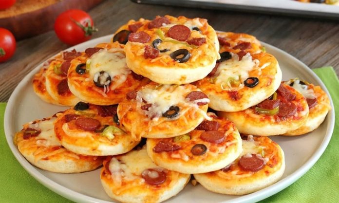 Mini pizza, adından da anlaşılacağı üzere standart pizzalardan daha küçük boyutlarda sunulan, özellikle aperatif veya atıştırmalık olarak tercih edilen bir pizza türüdür. Bu pizza türü, küçük porsiyonları sayesinde hem çocuklar hem de hızlı bir atıştırmalık arayan yetişkinler arasında oldukça popüler hale gelmiştir. Konulu bir haber görseli.
