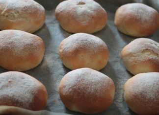 Mini Sandviç Ekmeği: Küçük Boyda Büyük Lezzet Günümüz mutfak trendlerinde önemli bir yer tutan mini sandviç ekmeği, özellikle pratik ve lezzetli bir öğün arayanların favorisi haline gelmiştir. Küçük boyutları ve yumuşak dokusuyla hem çocuklar hem de yetişkinler tarafından tercih edilen bu ekmek türü, hızlı hazırlanan sandviçlerde mükemmel bir temel oluşturur. Konulu bir haber görseli.