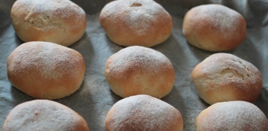 Mini Sandviç Ekmeği: Küçük Boyda Büyük Lezzet Günümüz mutfak trendlerinde önemli bir yer tutan mini sandviç ekmeği, özellikle pratik ve lezzetli bir öğün arayanların favorisi haline gelmiştir. Küçük boyutları ve yumuşak dokusuyla hem çocuklar hem de yetişkinler tarafından tercih edilen bu ekmek türü, hızlı hazırlanan sandviçlerde mükemmel bir temel oluşturur. Konulu bir haber görseli.