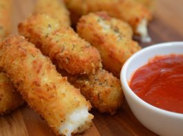 Mozzarella stick, dünyada en çok sevilen atıştırmalıklar arasında yer alır. İçindeki erimiş mozarella peynirinin dışındaki çıtır kaplama ile buluşması, hem dokusal hem de lezzet açısından eşsiz bir deneyim sunar. İlk kez Amerika’da fast food zincirlerinde yaygınlaşan bu atıştırmalık, kısa sürede Avrupa ve Asya mutfaklarına da girmiştir. Bugün neredeyse tüm dünyada restoran menülerinde, kafelerde ve ev mutfaklarında tercih edilen bir seçenek haline gelmiştir. Konulu bir haber görseli.