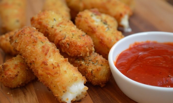 Mozzarella stick, dünyada en çok sevilen atıştırmalıklar arasında yer alır. İçindeki erimiş mozarella peynirinin dışındaki çıtır kaplama ile buluşması, hem dokusal hem de lezzet açısından eşsiz bir deneyim sunar. İlk kez Amerika’da fast food zincirlerinde yaygınlaşan bu atıştırmalık, kısa sürede Avrupa ve Asya mutfaklarına da girmiştir. Bugün neredeyse tüm dünyada restoran menülerinde, kafelerde ve ev mutfaklarında tercih edilen bir seçenek haline gelmiştir. Konulu bir haber görseli.