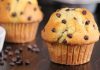 Muffin, özellikle kahvaltı ve atıştırmalık kültüründe öne çıkan, küçük boyutlu keklerden biridir. 18. yüzyılda İngiltere’de ortaya çıkan bu mini kekler, kolay hazırlanabilmesi ve taşınabilir yapısıyla hızla popülerleşmiştir. İngiliz mutfağında kahve ile birlikte tüketilen muffin, zamanla Amerika’ya taşınarak farklı tat ve sunumlarla çeşitlenmiştir. Konulu bir haber görseli.