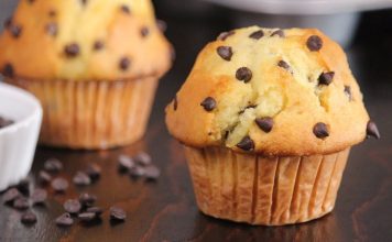 Muffin: Küçük Boyda Büyük Tatlı Keyfi Muffin, özellikle kahvaltı ve atıştırmalık kültüründe öne çıkan, küçük boyutlu keklerden biridir. 18. yüzyılda İngiltere’de ortaya çıkan bu mini kekler, kolay hazırlanabilmesi ve taşınabilir yapısıyla hızla popülerleşmiştir. İngiliz mutfağında kahve ile birlikte tüketilen muffin, zamanla Amerika’ya taşınarak farklı tat ve sunumlarla çeşitlenmiştir. Konulu bir haber görseli.