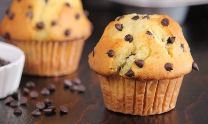 Muffin, özellikle kahvaltı ve atıştırmalık kültüründe öne çıkan, küçük boyutlu keklerden biridir. 18. yüzyılda İngiltere’de ortaya çıkan bu mini kekler, kolay hazırlanabilmesi ve taşınabilir yapısıyla hızla popülerleşmiştir. İngiliz mutfağında kahve ile birlikte tüketilen muffin, zamanla Amerika’ya taşınarak farklı tat ve sunumlarla çeşitlenmiştir. Konulu bir haber görseli.