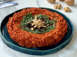 Muhammara, özellikle Akdeniz ve Orta Doğu mutfaklarının sevilen mezelerinden biridir. Muhammara, kırmızı biber, ceviz ve zeytinyağı ile hazırlanan, hem lezzetli hem de besleyici bir mezedir. İçerdiği sağlıklı yağlar ve proteinler sayesinde hem enerji verir hem de vücut sağlığını destekler. Ceviz, özellikle omega-3 açısından zengin olmasıyla kalp sağlığını desteklerken, kırmızı biberin içerdiği vitaminler bağışıklık sistemini güçlendirir. Konulu bir haber görseli.