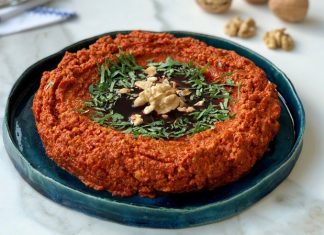 Muhammara İle Sofralara Akdeniz Esintisi Katın Muhammara, özellikle Akdeniz ve Orta Doğu mutfaklarının sevilen mezelerinden biridir. Muhammara, kırmızı biber, ceviz ve zeytinyağı ile hazırlanan, hem lezzetli hem de besleyici bir mezedir. İçerdiği sağlıklı yağlar ve proteinler sayesinde hem enerji verir hem de vücut sağlığını destekler. Ceviz, özellikle omega-3 açısından zengin olmasıyla kalp sağlığını desteklerken, kırmızı biberin içerdiği vitaminler bağışıklık sistemini güçlendirir. Konulu bir haber görseli.