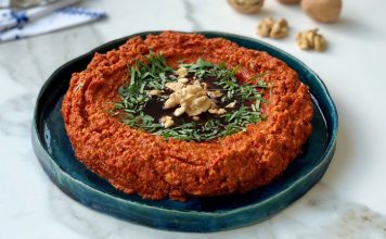 Muhammara İle Sofralara Akdeniz Esintisi Katın Muhammara, özellikle Akdeniz ve Orta Doğu mutfaklarının sevilen mezelerinden biridir. Muhammara, kırmızı biber, ceviz ve zeytinyağı ile hazırlanan, hem lezzetli hem de besleyici bir mezedir. İçerdiği sağlıklı yağlar ve proteinler sayesinde hem enerji verir hem de vücut sağlığını destekler. Ceviz, özellikle omega-3 açısından zengin olmasıyla kalp sağlığını desteklerken, kırmızı biberin içerdiği vitaminler bağışıklık sistemini güçlendirir. Konulu bir haber görseli.