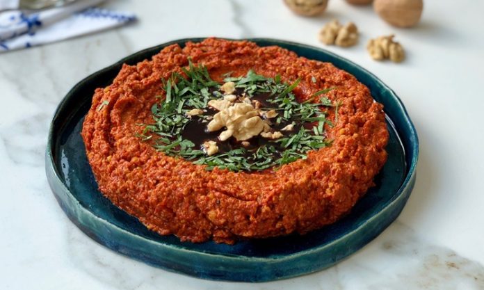 Muhammara, özellikle Akdeniz ve Orta Doğu mutfaklarının sevilen mezelerinden biridir. Muhammara, kırmızı biber, ceviz ve zeytinyağı ile hazırlanan, hem lezzetli hem de besleyici bir mezedir. İçerdiği sağlıklı yağlar ve proteinler sayesinde hem enerji verir hem de vücut sağlığını destekler. Ceviz, özellikle omega-3 açısından zengin olmasıyla kalp sağlığını desteklerken, kırmızı biberin içerdiği vitaminler bağışıklık sistemini güçlendirir. Konulu bir haber görseli.