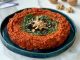 Muhammara İle Sofralara Akdeniz Esintisi Katın Muhammara, özellikle Akdeniz ve Orta Doğu mutfaklarının sevilen mezelerinden biridir. Muhammara, kırmızı biber, ceviz ve zeytinyağı ile hazırlanan, hem lezzetli hem de besleyici bir mezedir. İçerdiği sağlıklı yağlar ve proteinler sayesinde hem enerji verir hem de vücut sağlığını destekler. Ceviz, özellikle omega-3 açısından zengin olmasıyla kalp sağlığını desteklerken, kırmızı biberin içerdiği vitaminler bağışıklık sistemini güçlendirir. Konulu bir haber görseli.