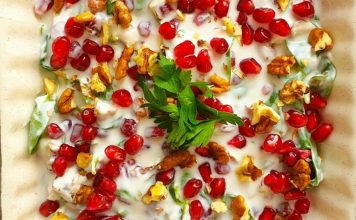 Narlı Cevizli Salata: Sofraların Renkli Ve Sağlıklı Lezzeti Narlı cevizli salata, hem görselliği hem de lezzeti ile sofralarda öne çıkan bir tariftir. Geleneksel Türk mutfağında yer alan salataların modern yorumlarından biri olarak, özellikle davet sofralarında ve özel günlerde sıkça tercih edilir. Narın canlı kırmızı rengi ve cevizlerin kıtırlığı, salatayı hem iştah açıcı hem de besleyici kılar. Konulu bir haber görseli.