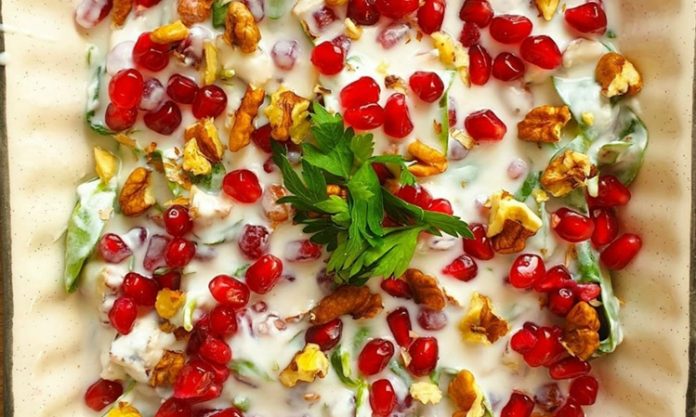 Narlı cevizli salata, hem görselliği hem de lezzeti ile sofralarda öne çıkan bir tariftir. Geleneksel Türk mutfağında yer alan salataların modern yorumlarından biri olarak, özellikle davet sofralarında ve özel günlerde sıkça tercih edilir. Narın canlı kırmızı rengi ve cevizlerin kıtırlığı, salatayı hem iştah açıcı hem de besleyici kılar. Konulu bir haber görseli.