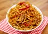 Noodle, Asya mutfağının en bilinen yiyeceklerinden biridir. Tarihi binlerce yıl öncesine kadar uzanan bu yiyecek, özellikle Çin, Japonya, Kore ve Tayland gibi ülkelerde büyük bir kültürel değer taşır. Pirinç, buğday veya yumurta gibi farklı malzemelerle hazırlanabilen noodle, bölgeden bölgeye farklılık gösterir. Çin mutfağında genellikle buğday unuyla yapılan versiyonları tercih edilirken, Japonya’da ramen ve soba çeşitleri öne çıkar. Konulu bir haber görseli.
