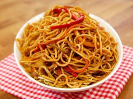 Noodle: Dünyada ve Türkiye’de Popülerliği Artan Bir Lezzet Noodle, Asya mutfağının en bilinen yiyeceklerinden biridir. Tarihi binlerce yıl öncesine kadar uzanan bu yiyecek, özellikle Çin, Japonya, Kore ve Tayland gibi ülkelerde büyük bir kültürel değer taşır. Pirinç, buğday veya yumurta gibi farklı malzemelerle hazırlanabilen noodle, bölgeden bölgeye farklılık gösterir. Çin mutfağında genellikle buğday unuyla yapılan versiyonları tercih edilirken, Japonya’da ramen ve soba çeşitleri öne çıkar. Konulu bir haber görseli.